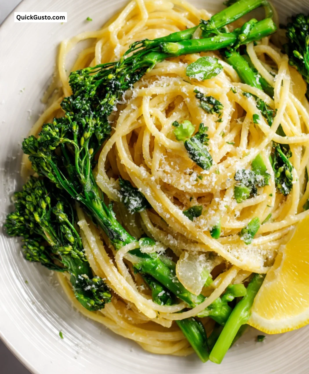 Delicious 15-minute broccolini pasta with lemon zest and fresh vegetables