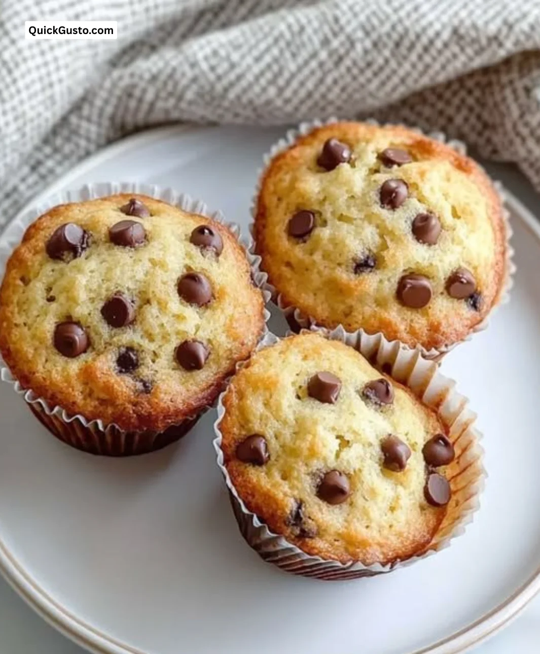 Healthy berry oatmeal bars - a delicious and nutritious snack option.
