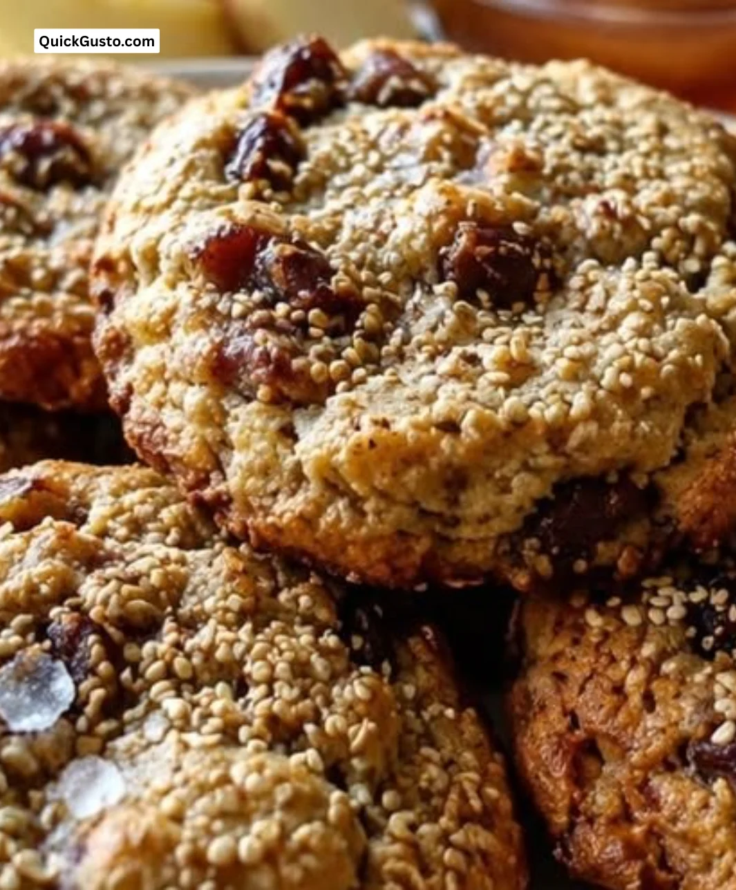 Honey and apple desserts for Rosh Hashanah, symbolizing new beginnings and sweetness.